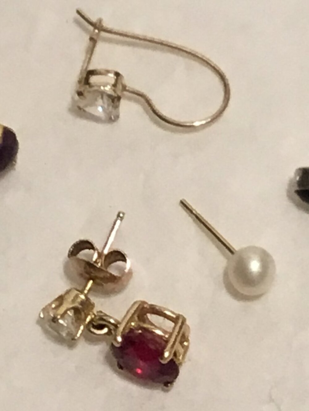 Lot of 14 lovely 14k gold earrings - mostly single stud earrings - Picture 9 of 16